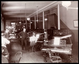 Una sala de exposición de la New England Piano Co., 1895